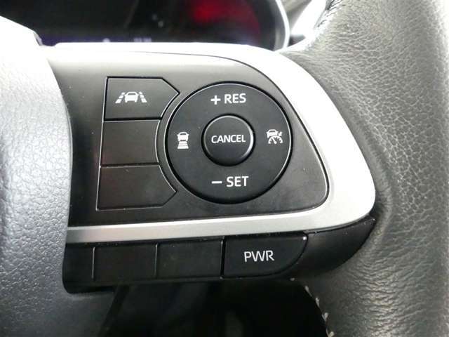 ステアリングスイッチでクルーズコントロール機能の操作ができます。長距離の高速走行時の疲労軽減や燃費に役立ちます。