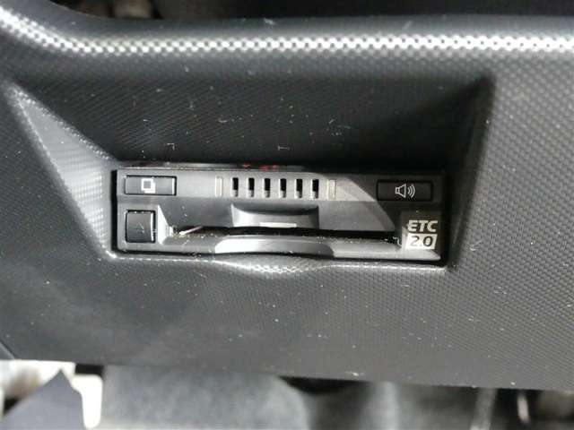 高速道路を賢く使うETC2.0装備です。高速道路とクルマが情報を連携して渋滞の迂回ルートや災害時の適切な誘導をしてくれたりします。