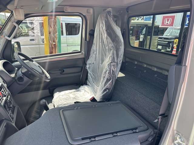 ★5年間新車保障★初度登録から5年間の新車保証が含まれています。長期間、安心してお乗り頂けます！保障費用は支払総額に含まれています！遠方のお客様は保証継承後、お近くのディーラーにて保証が受けられます！
