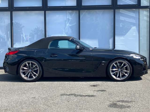 BMWを熟知したメカニックによる、360度の納車前点検。ドイツ本国と同様の教育・訓練を受けたメカニックが徹底的に点検、整備した後にお客様にお引渡しします。