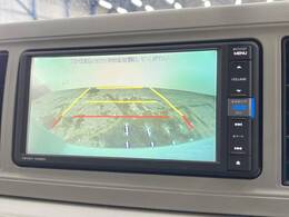 【バックカメラ】駐車時に後方がリアルタイム映像で確認できます。大型商業施設や立体駐車場での駐車時や、夜間のバック時に大活躍！運転スキルに関わらず、今や必須となった装備のひとつです！