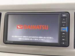 【純正ナビ】人気の純正ナビを装備しております。ナビの使いやすさはもちろん、オーディオ機能も充実！キャンプや旅行はもちろん、通勤や買い物など普段のドライブも楽しくなるはず♪