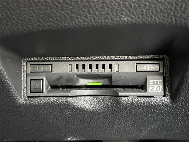 【ETC】有料道路を利用する際に料金所で停止することなく通過できる、ETC車載器（ノンストップ自動料金収受システム機器）が装備されています。セットアップを行うことで利用可能になります。