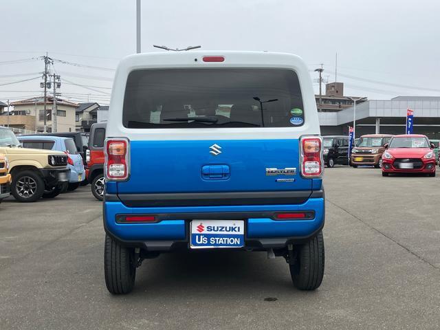 個性的なバックビュー。後方車両に急ブレーキを知らせる【エマージェンシーストップシグナル】装備！