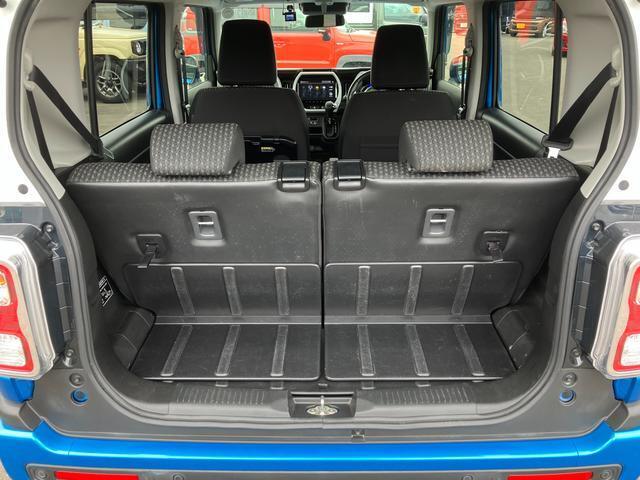 バックドアは上開き跳ね上げ式で、開口も広め！スムーズな荷物の出し入れでアウトドアも楽しくなりそう♪