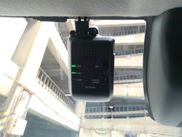 万が一の事故はもちろん快適で安全なドライブの必需品 純正ドライブレコーダーがフロントに付いています。