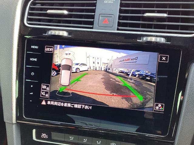 リヤビューモニター搭載。ギヤセレクターレバーをリバース（R）に入れると、リヤエンブレムに内蔵されたカメラが後方の映像をディスプレイに映し出し車両後退時の安全をサポートします。