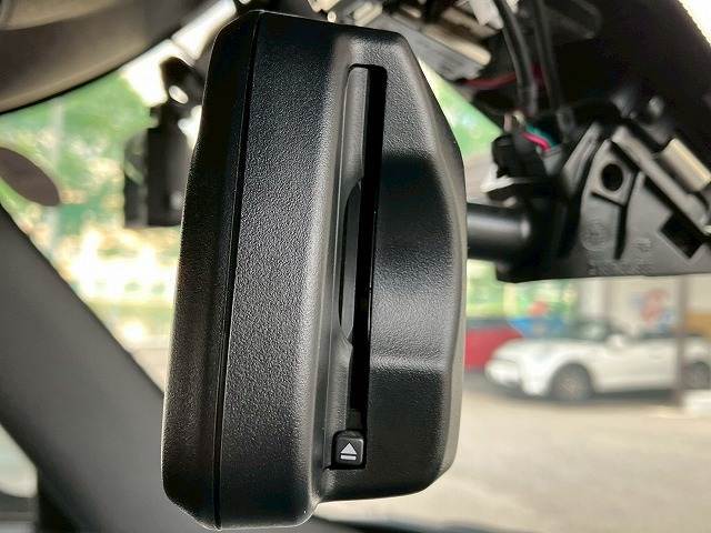 MINI純正のミラー一体型ETCが装備されております！ETC2.0対応で高速道路と自動車がリアルタイムで情報連携し、渋滞迂回ルートや安全運転をサポート！便利で快適なドライブを手助けします！