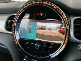 バックカメラ装備。後方確認に役立ち、楽々駐車やバックをしていただけます。