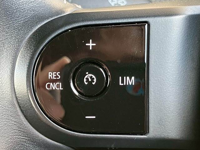 長距離運転をより快適にお楽しみいただけるクルーズコントロールを装備。設定した速度でアクセルを踏まなくても走行してくれます。