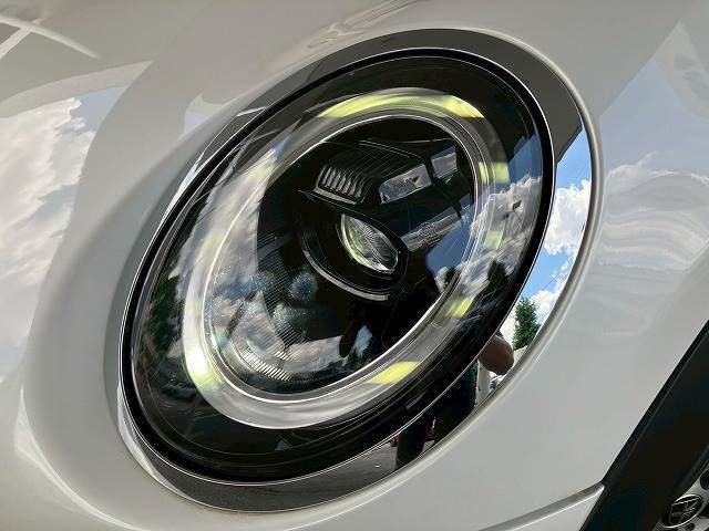 先進のLEDヘッドライトを装備。視認性と明るさが向上しより、安全運転をお楽しみいただけます。