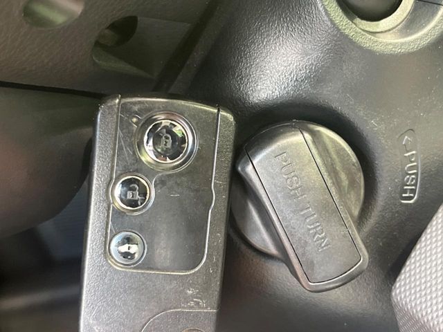 【キーレス】少し離れた場所からでもボタン一つでドアの開錠・施錠ができるのでとっても便利！ドアの鍵穴周りに傷をつけることもありません♪