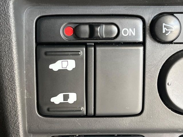 【パワースライドドア】スマートキーや運転席のスイッチでスライドドアの開閉が可能♪電動だから力を入れてドアを開ける必要が無く、小さいお子様でも、重い荷物を持っている時もラクに開け閉めできます♪