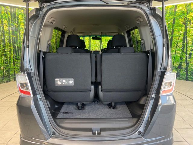 普段のお買い物や通勤、送迎等に十分な荷室スペースを確保しております。セカンドシートを倒すと、大きな荷物の積載も可能です♪