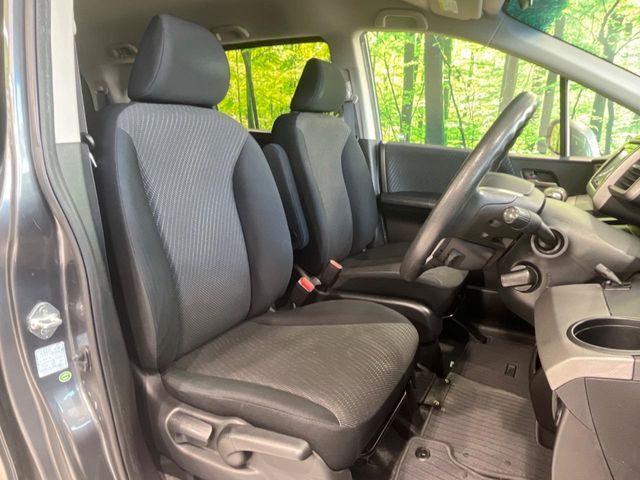運転席シート廻りは使用感も少なく、良好な状態となっています。丁寧に使われていたことがよくわかりますね。