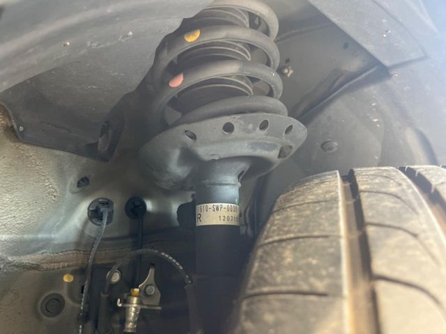 お車を安心してお乗りいただく為には、足回りの定期点検が欠かせません。サービスサポート（有償保証）では無料点検もご提供しており、安心のカーライフをお過ごしいただけるサポート体制が整っています。