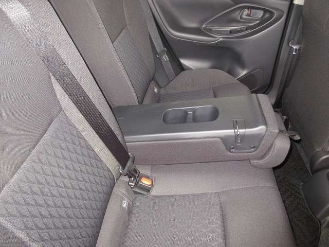 リアシートは格納式センターアームレストも装備。ゲストもリラックスできる空間で快適なドライブをお楽しみください♪