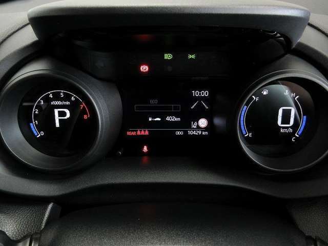 運転に役立つ情報を分かりやすく表示するマルチインフォメーションディスプレイを中央に配したとても見やすいデジタルメーター