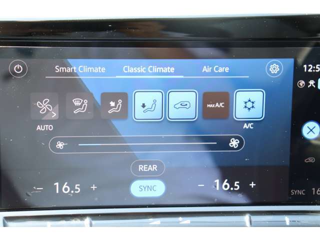車内空調もタッチパネル式ですのでスマートフォン感覚で操作ができます。