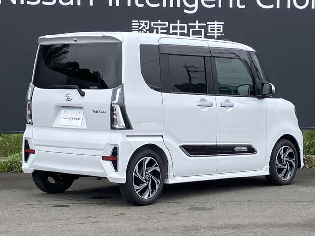 後部座席はプライバシーガラスとなっています。座っている人や置いてある荷物が見えにくくなっているのでプライバシーの確保が出来ます。ぜひ見て確認してみて下さい