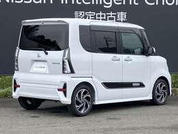 後部座席はプライバシーガラスとなっています。座っている人や置いてある荷物が見えにくくなっているのでプライバシーの確保が出来ます。ぜひ見て確認してみて下さい
