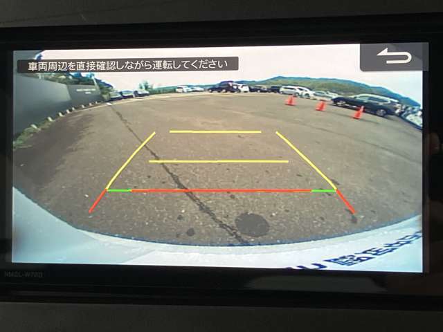 バックカメラはシフトレバーを「R」にすると、後方の映像をモニターに表示。