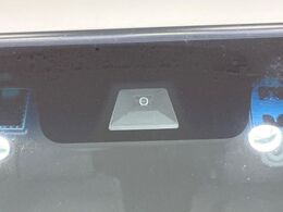 【ホンダセンシング】走行中に前方の車両等を認識し、衝突しそうな時は警報とブレーキで衝突回避と被害軽減をアシスト。より安全にドライブをお楽しみいただけます。