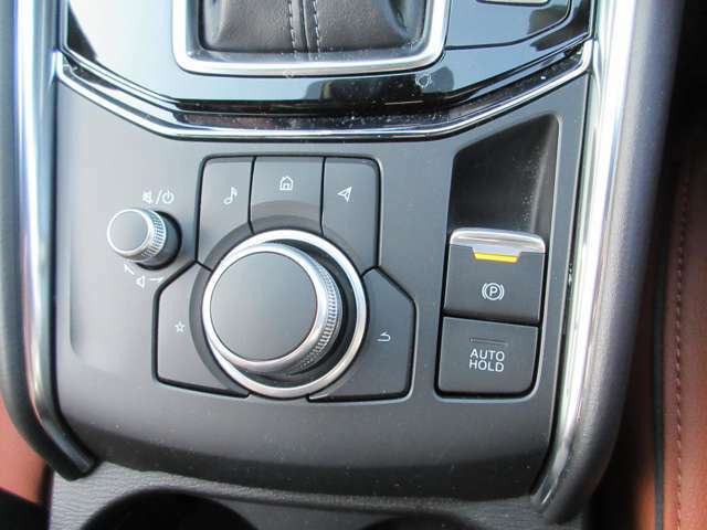コマンダーコントロールで車の車両装備の設定からナビの設定を手元で行えます。