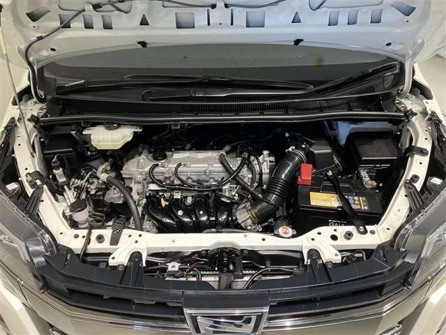 エンジンルーム普段は見えないエンジンルームですが、お手入れが大切な場所ですね。トヨタカローラ名古屋のU-Carはエンジンルームも仕上げております