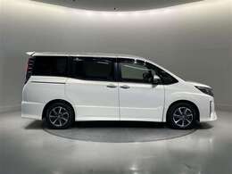 両側のスライドドアが電動開閉するので狭い駐車スペースなどでの乗り降りの際に便利です♪ 操作はワイヤレスリモコン/室内スイッチのどちらからも可能です！