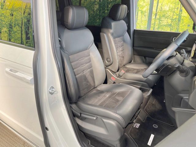 運転席シート廻りは使用感も少なく、良好な状態となっています。丁寧に使われていたことがよくわかりますね。
