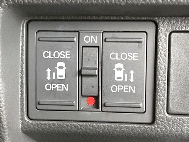 【両側パワースライドドア】スマートキーや運転席のスイッチで後席両側スライドドアの開閉が可能♪電動だから力を入れてドアを開ける必要が無く、小さなお子様でも簡単に開け閉めでき快適です♪