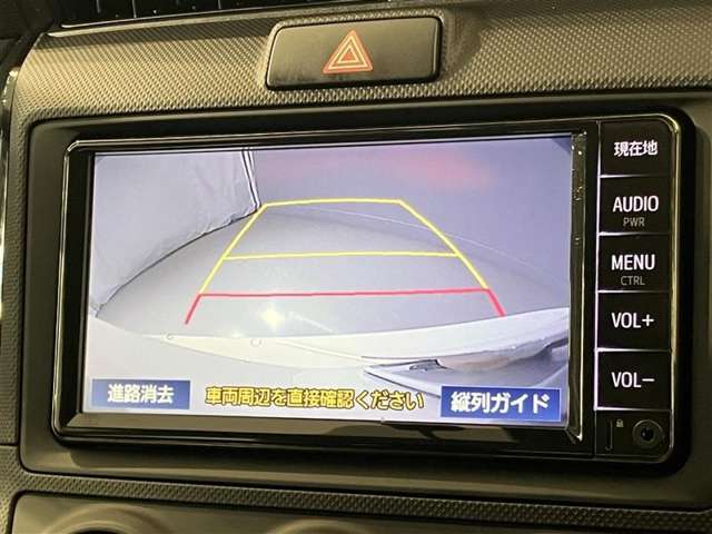 車庫入れなど後進運転時に死角をモニターで確認ができて安全です♪　ステアリング操作の参考になるガイド線も表示しますので車庫入れがニガテな方も安心ですネ！