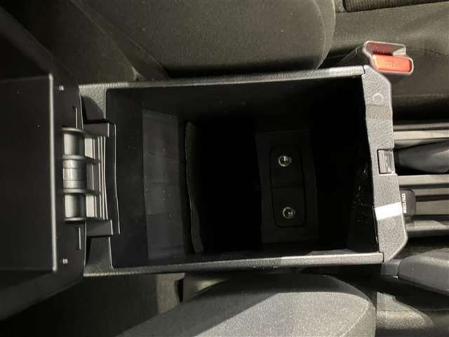 携帯電話や小物などを入れておくことができるホルダー付きです。