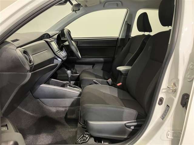 高いホールド性で運転姿勢が安定します。長距離ドライブでも疲れにくいのが魅力です。快適なドライビングライフをお送りください♪