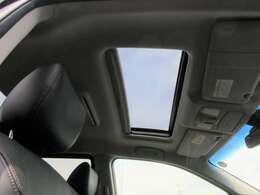 電動ツインサンル-フ装備！車内の空気の入れ替えや空の景色など鑑賞しながらのドライブが可能ですね♪