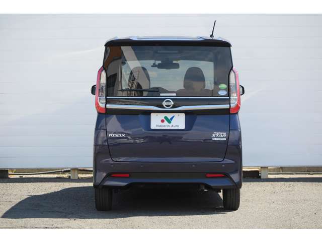当社の全展示車は入庫時リフトで持ち上げ、車検検査員による下廻りチェックやエンジン・ミッション等機関のチェック、査定士資格を持った販売・仕入担当者による車両チェックをクリアした高品質車のみを厳選し展示。