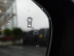 後方から接近、追い越してくる車両をドライバーに教えてくれるブラインドスポットインフォメーションが搭載されております。夜間でも点灯するので分かり易いです。