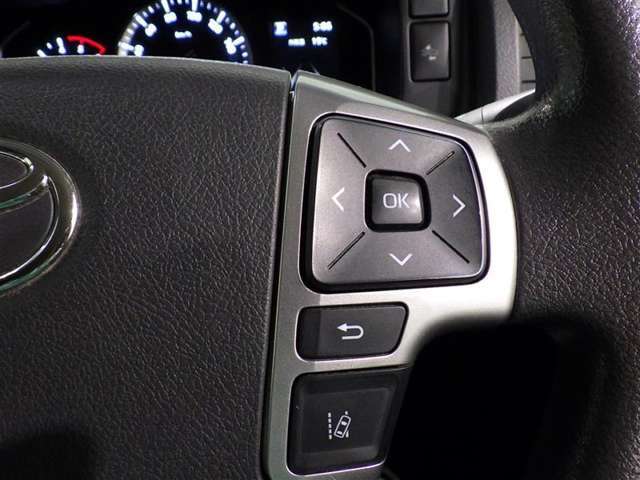 ステアリングスイッチ装備！運転しながら手元でオーディオの操作などができます。