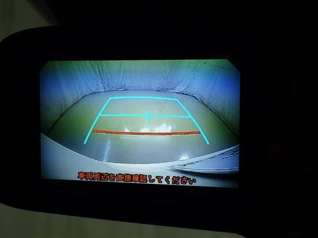 バックモニターも装備しております。バックギアに入れるとナビ画面に車の後方が映し出されます。これで後方確認も安心！
