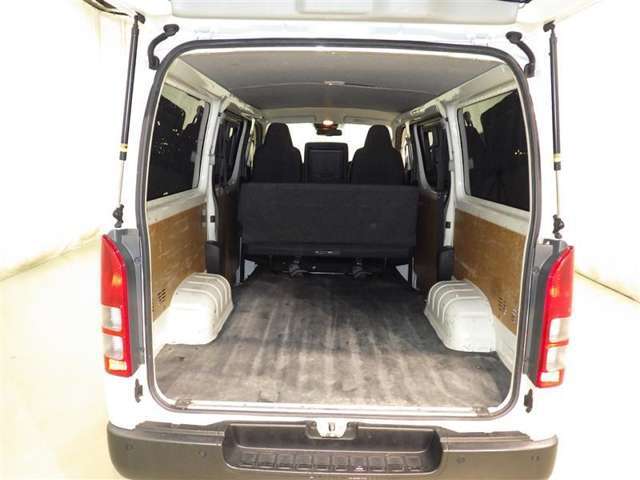 この広々とした荷室をご覧ください。お仕事に大活躍！！