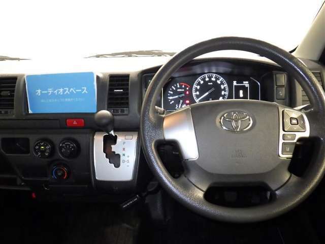 運転の際、常に目にする部分だけにシックで飽きのこないデザインが良いですね。