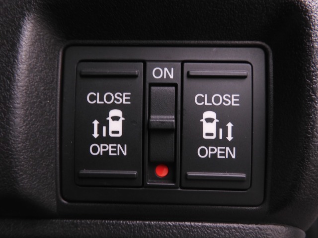 ◆両側電動スライドドア◆狭い駐車場でも乗り降りが楽々♪お子様が隣の車にドアを当ててしまう心配もございません！小さなお子様連れの方もこれで安心。