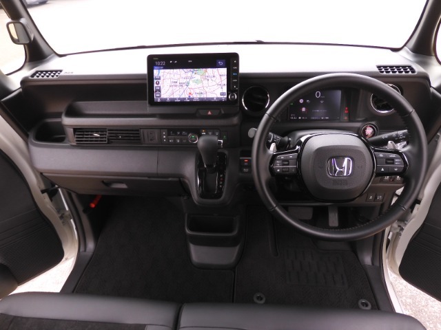 視界広々で非常に運転しやすくロングドライブでも疲れを感じさせないすっきりとまとまったインパネ周りです。