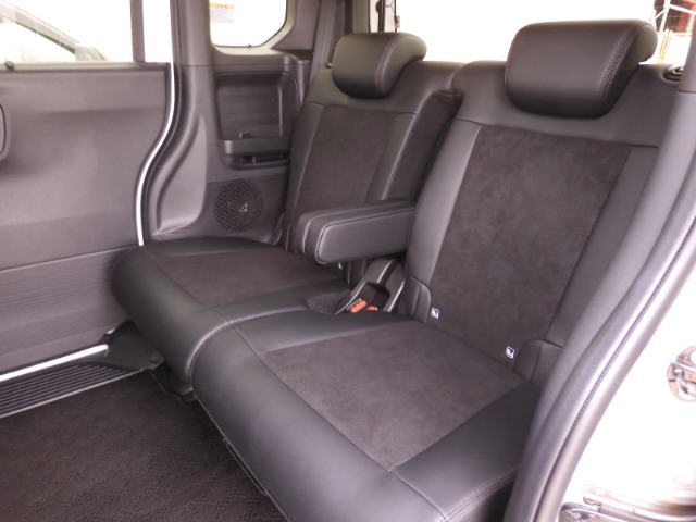 2列目シートにお乗りの方もゆったり快適にくつろげる広さがございます。