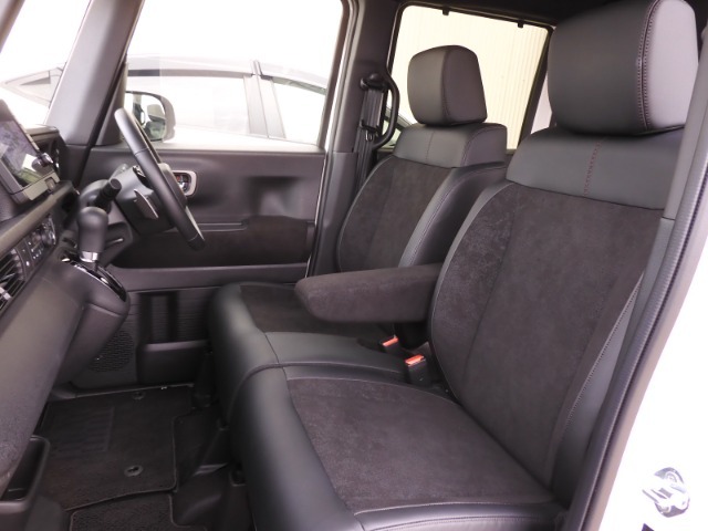 運転席の高さは調整できます。高い位置に合わせておけば、小柄な方でもより安心して運転していただけます。