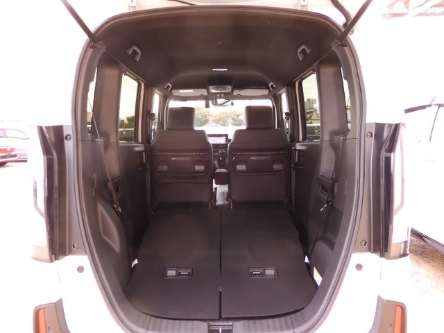 リアシートを使用しない時はこの通り更に広々ラゲッジスペースの出来上がりです、たくさんの荷物が積み込み可能です！