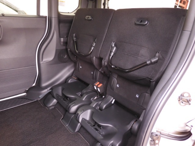 2列目シート座面を跳ね上げた状態です。折りたたみ自転車を積んだりしてお出かけする時などに便利にお使いいただけます。