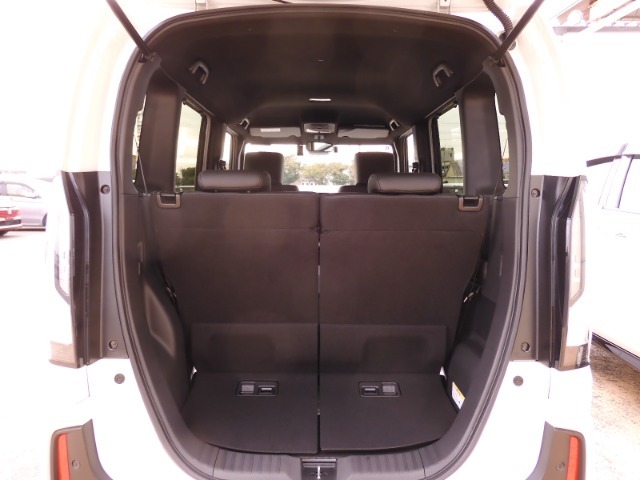 しっかり荷物を収納出来るラゲッジスペースです。普段の買い物でしたらしっかり積める十分な荷室スペースが確保されています。