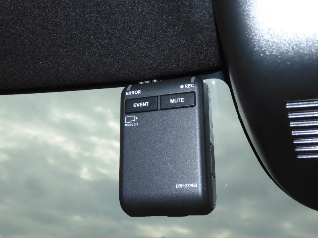 ◆ドライブレコーダー◆映像・音声などを記録する自動車用の装置です。　もしもの事故の際の記録はもちろん、旅行の際の思い出としてドライブの映像を楽しむことができます。